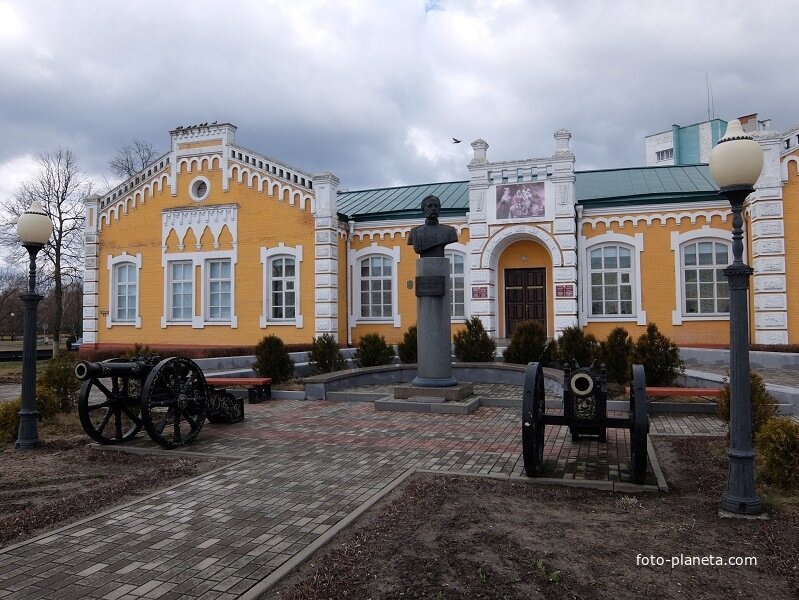 Памятник-бюст князю Фёдору Паскевичу перед краеведческим музеем