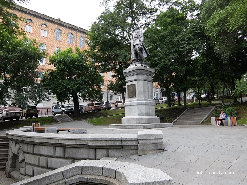 Памятник адмиралу Завойко