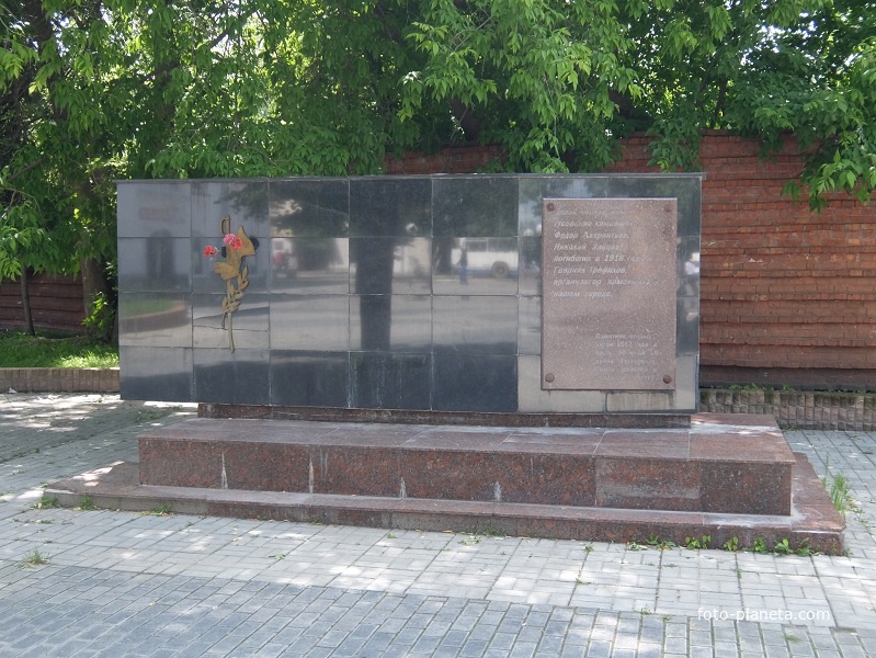 Памятник в честь 50-летия создания Гусевского Союза учащихся и рабочих.