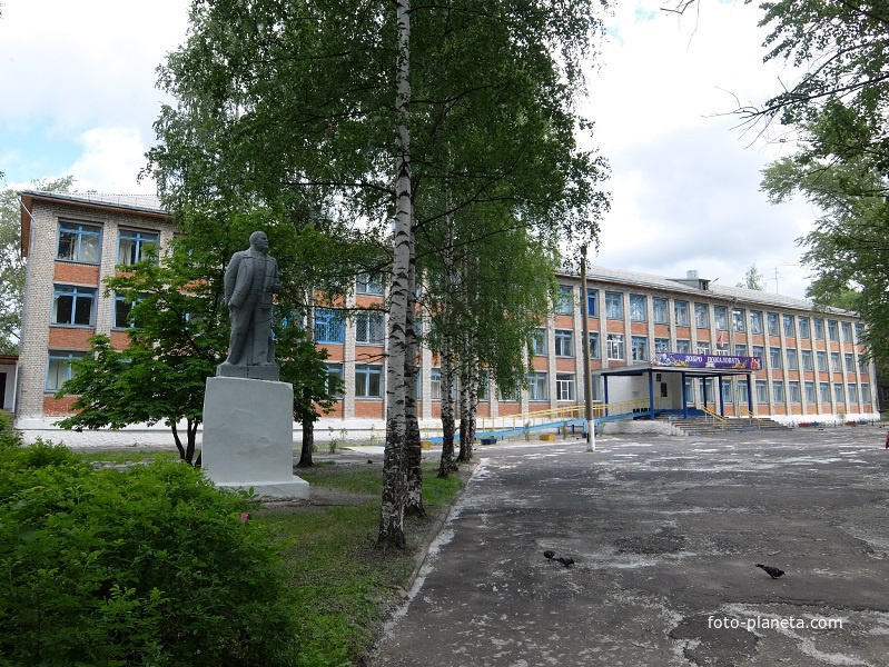 Школа и памятник Ленину