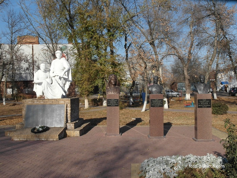 Памятник ВОВ и бюсты старочеркассцев-героев СССР