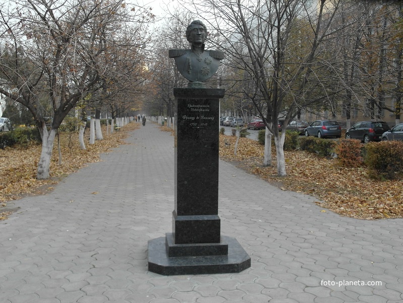 Памятник Францу Де Воллану, инженеру, который проектировал город