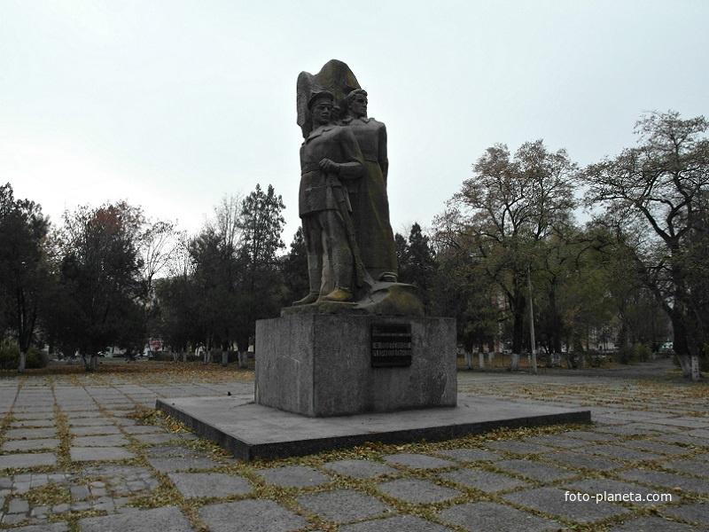 Памятник красным казакам Подтёлкову и Кривошлыкову на Троицкой площади