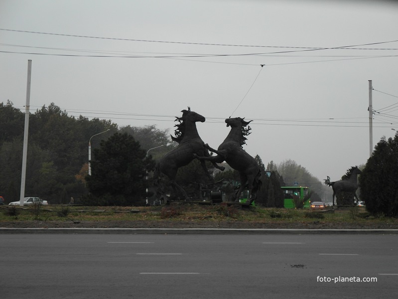 Скульптура коней в городе
