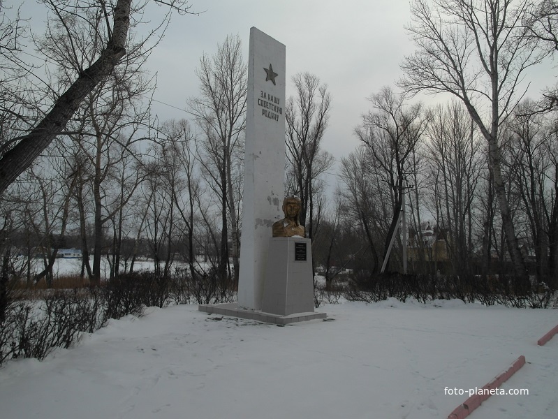 Памятник танкисту К. Пушкарёву