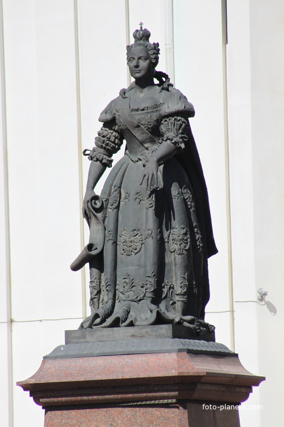 Памятник Елизавете Птеровне.