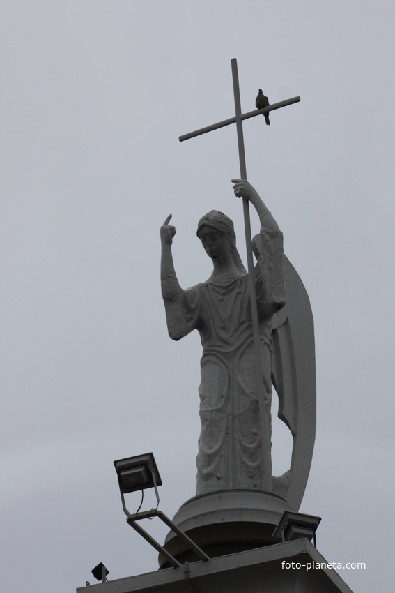 Памятник ангелу-хранителю города.