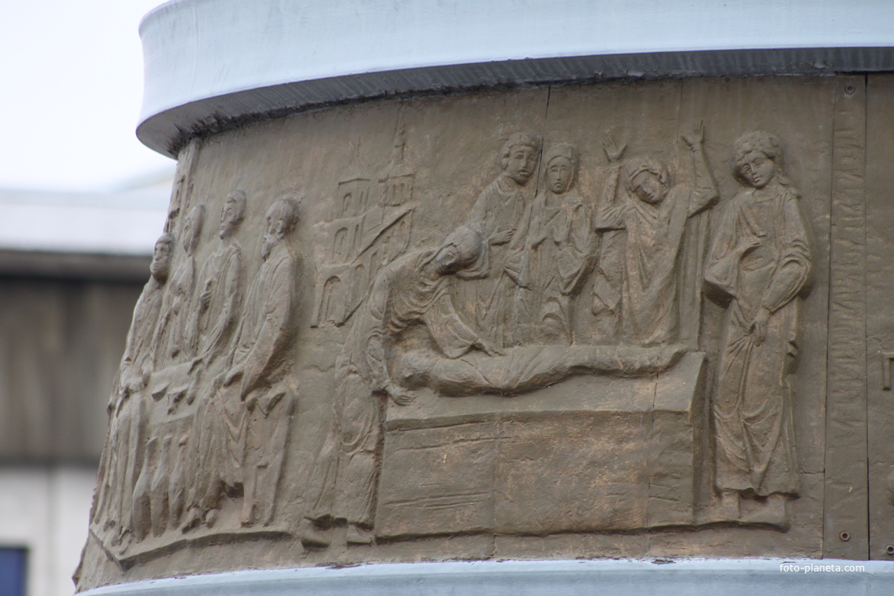 Евангельские сюжеты на постаменте памятника ангелу-хранителю.