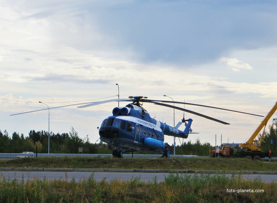 Памятник-вертолёт МИ-8