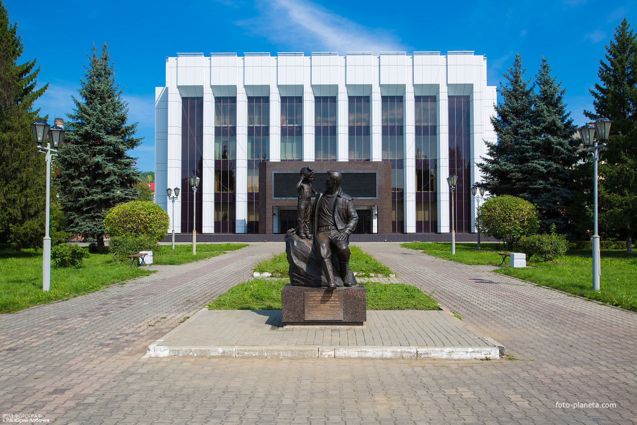Памятник шахтеру фонтан Междуреченск