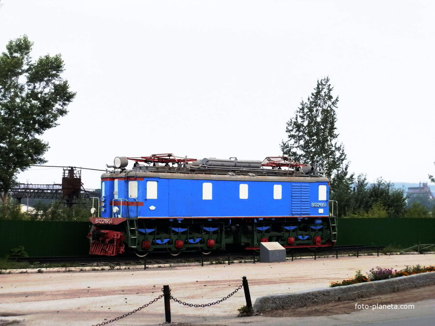 Памятник-электровоз ВЛ-22 на площади Железнодорожников