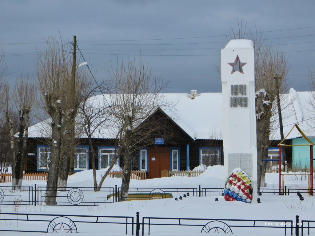 Памятник и школа