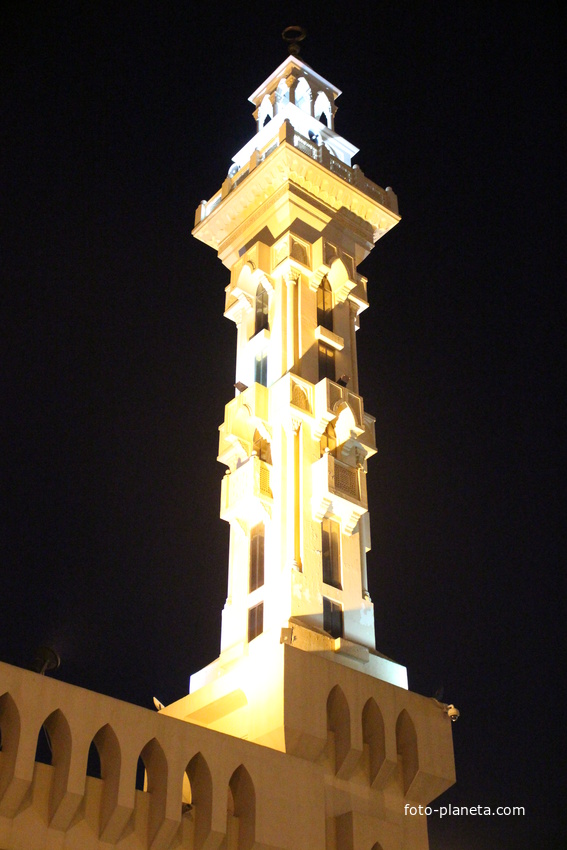 Ночная Манама. Мечеть.