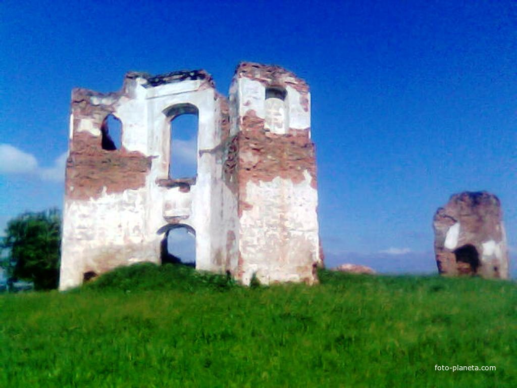 Руины церкви в Почаевичах