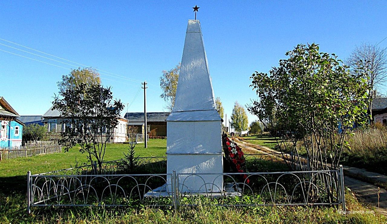 Памятник павшим односельчанам, в годы Великой Отечественной войны.