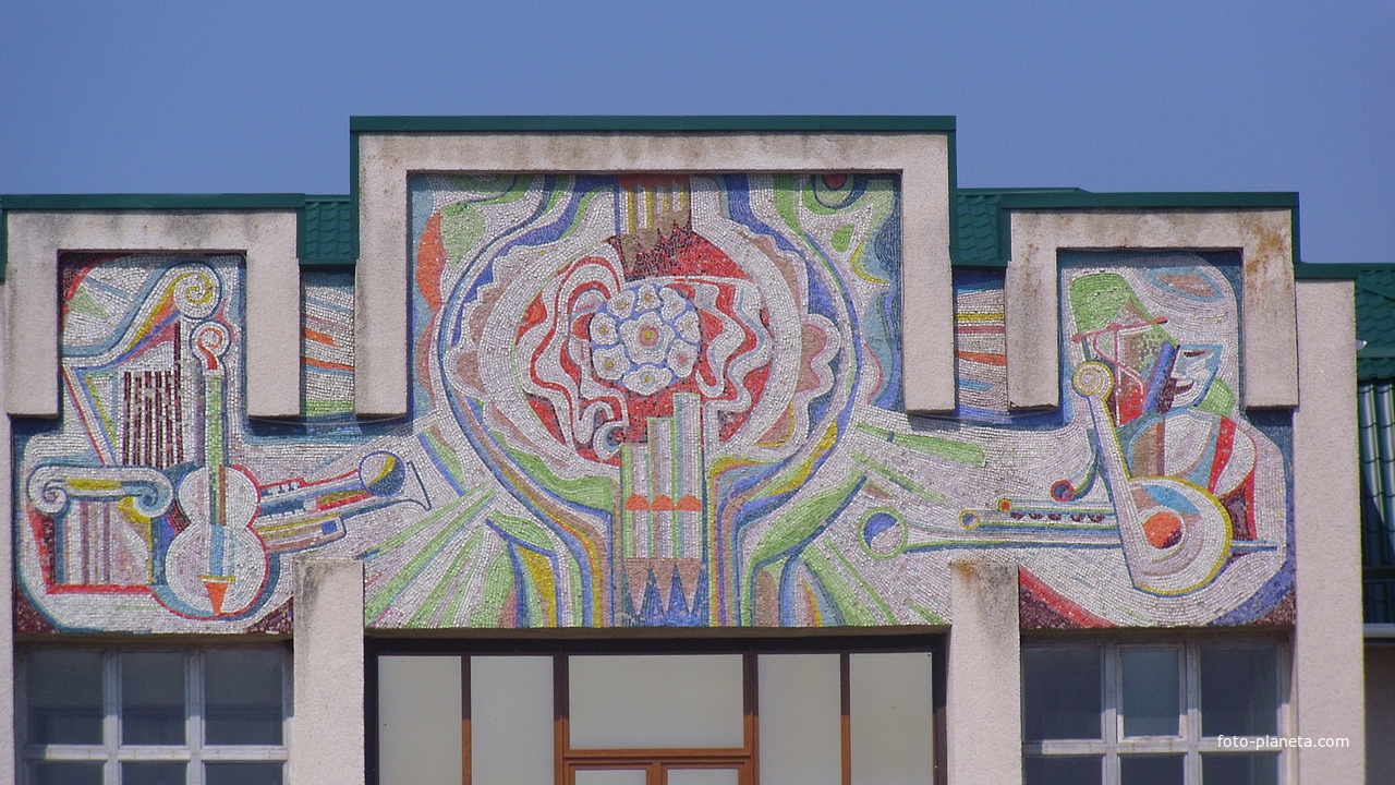 Мозаїчне панно на будинку культури.