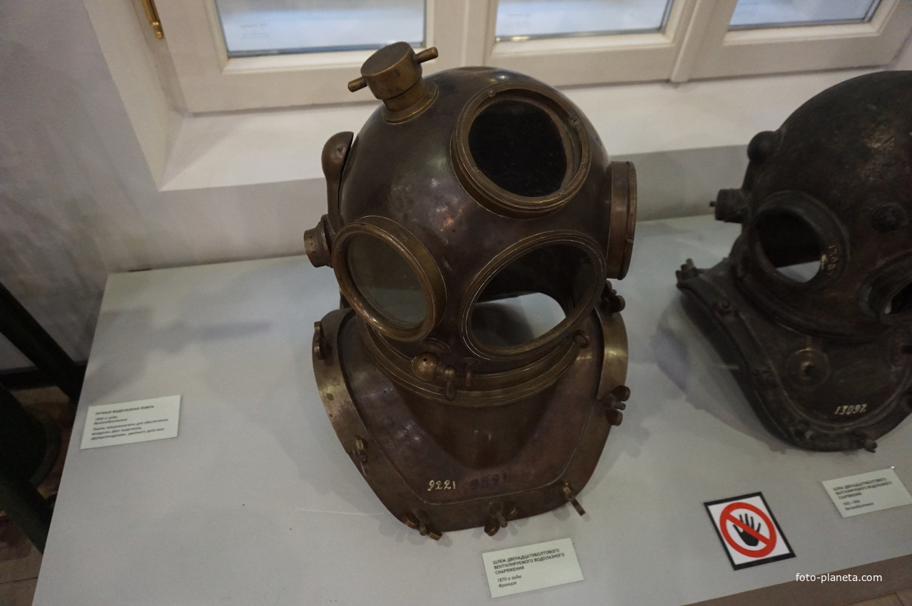 Экспонаты Центрального Военно-Морского музея...