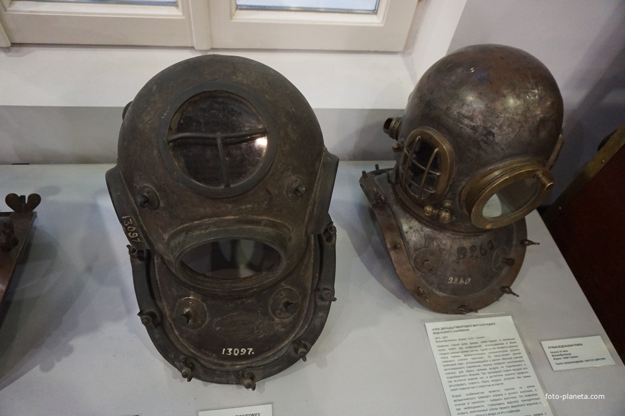 Экспонаты Центрального Военно-Морского музея...