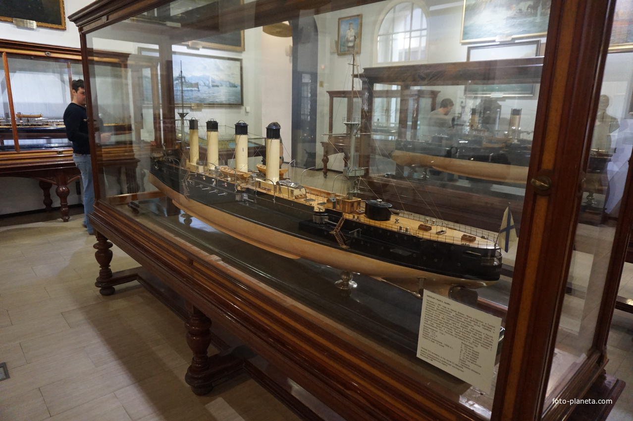 Экспонаты Центрального Военно-Морского музея...