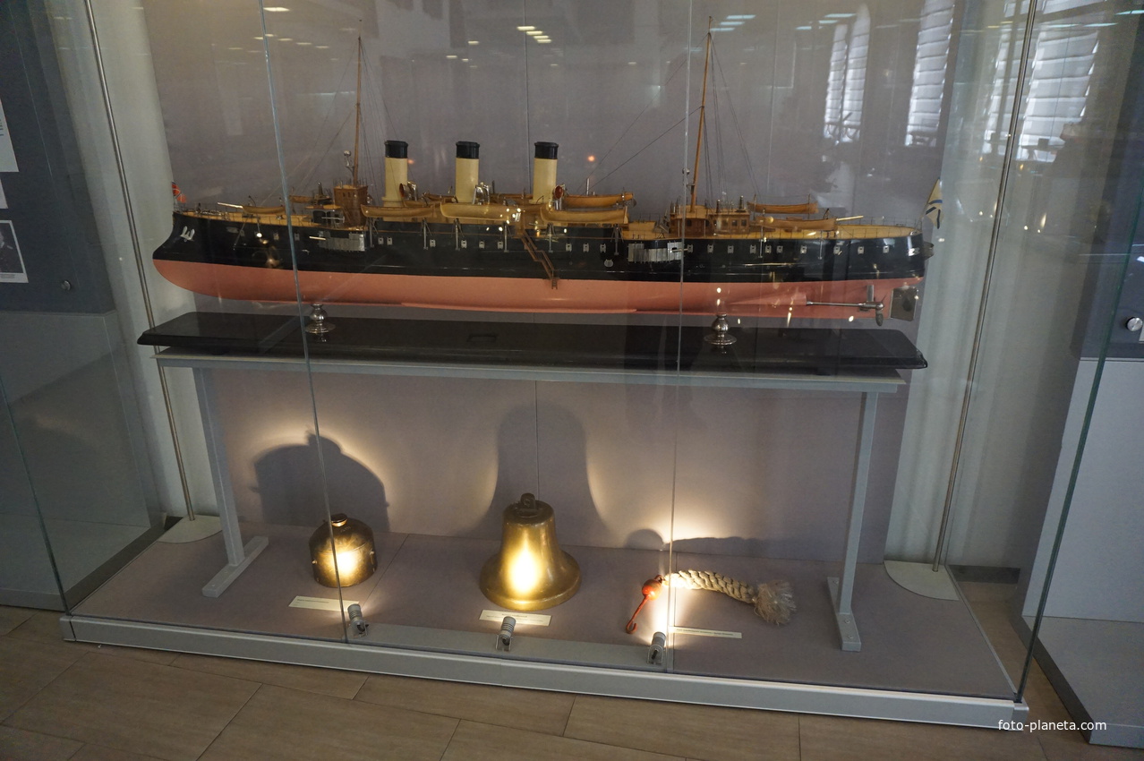 Экспонаты Центрального Военно-Морского музея...