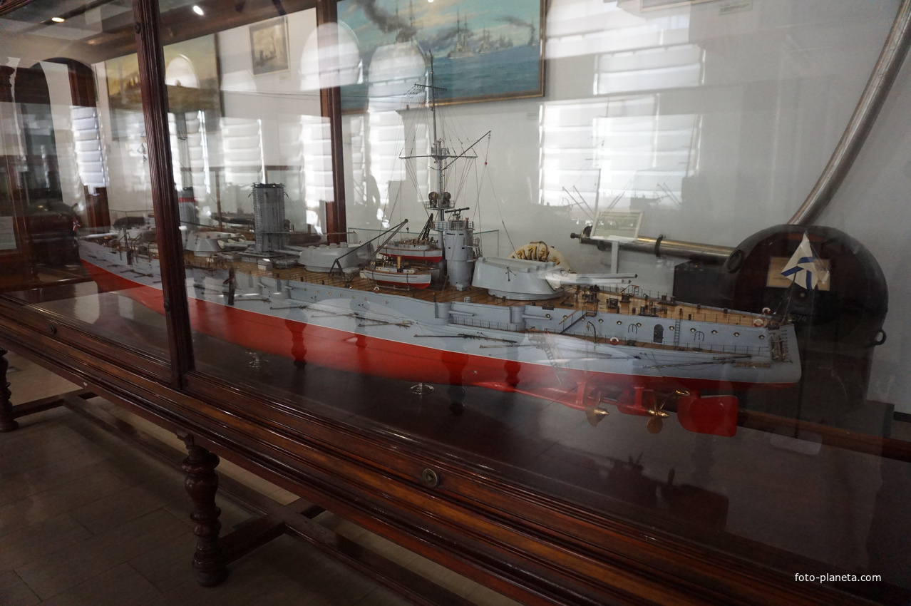 Экспонаты Центрального Военно-Морского музея...