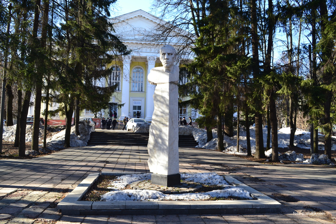 Памятник И.А.Бунину возле Орловской областной универсальной публичной библиотеки имени И.А.Бунина