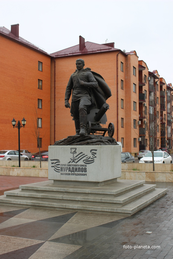Памятник Герою Советского Союза Х.Нурадилову (2018 г.).