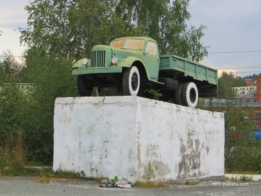 Автомобиль-памятник ЗИЛ-164