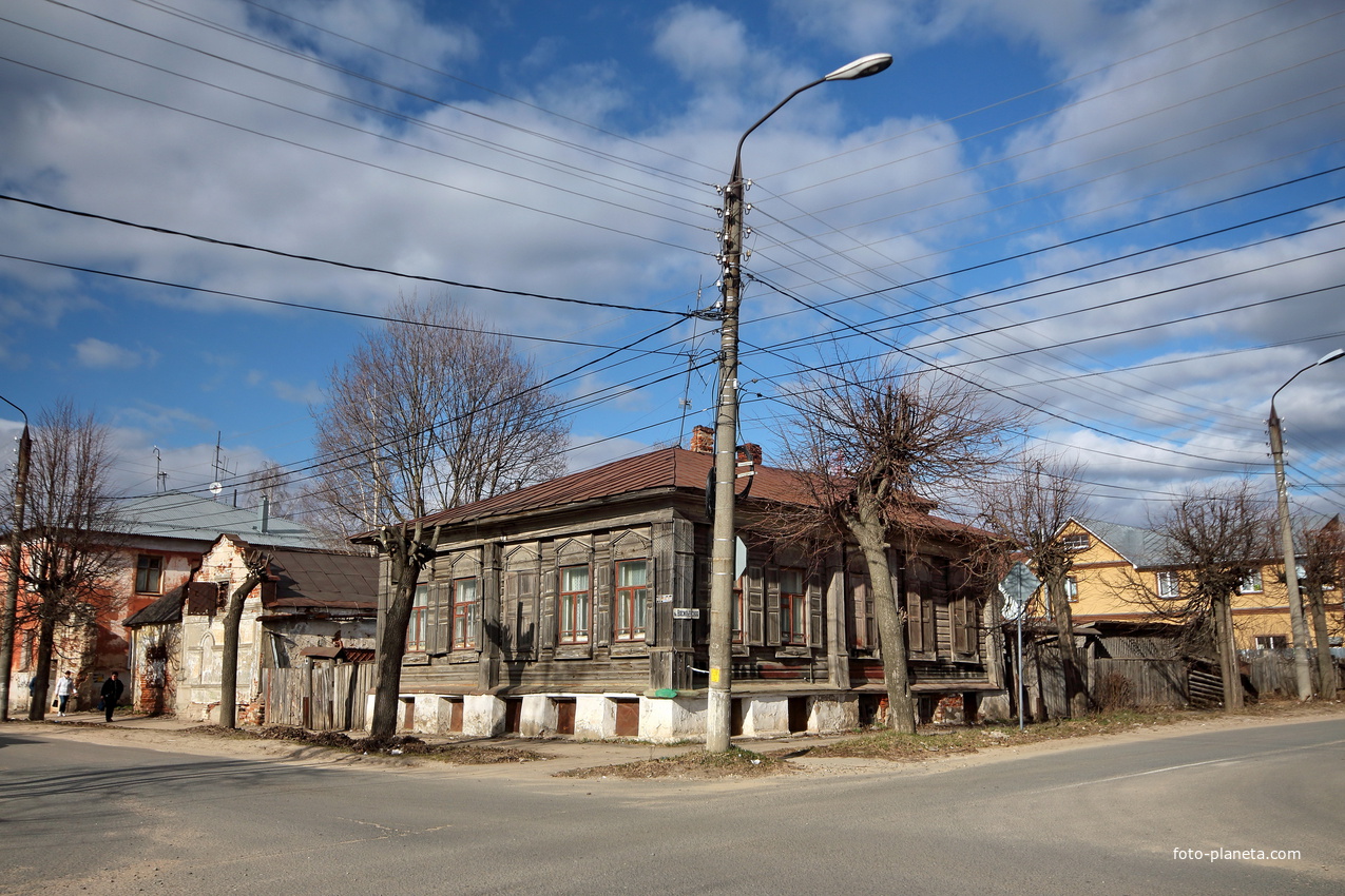 Старый дом на перекрёстке Стрелецкой и Васильевской улиц.