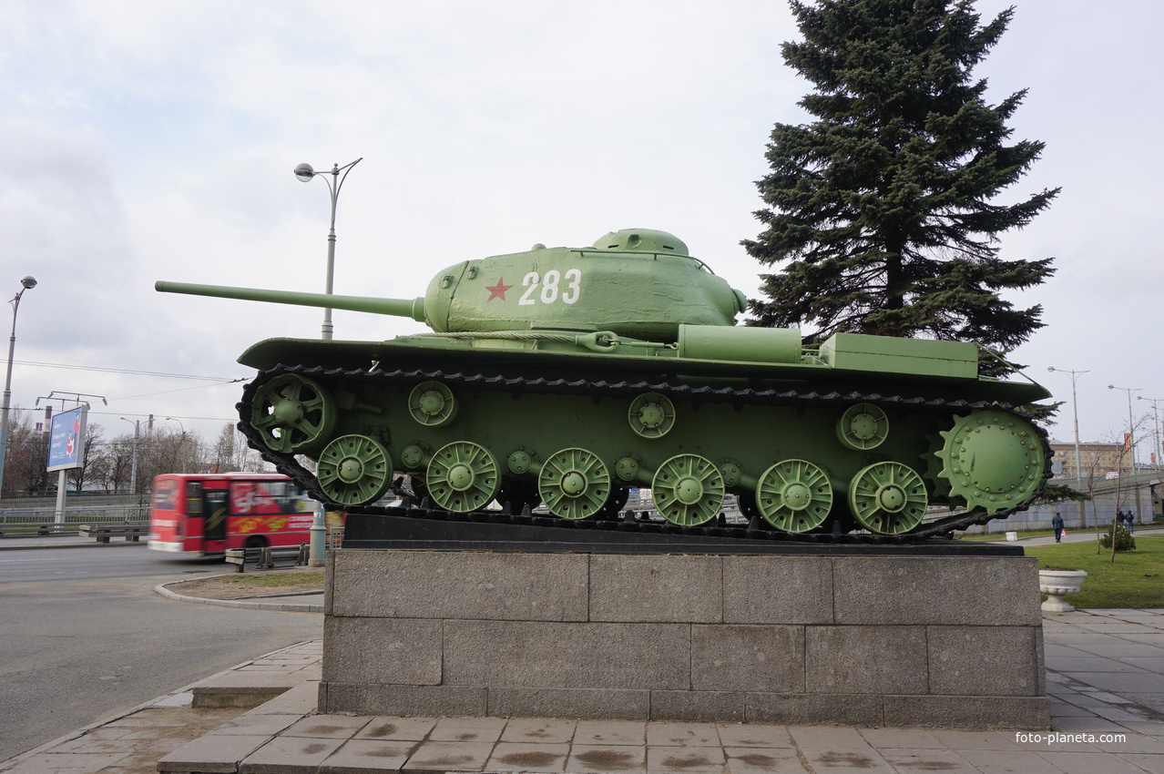 КВ-85 на постаменте -танк победитель.