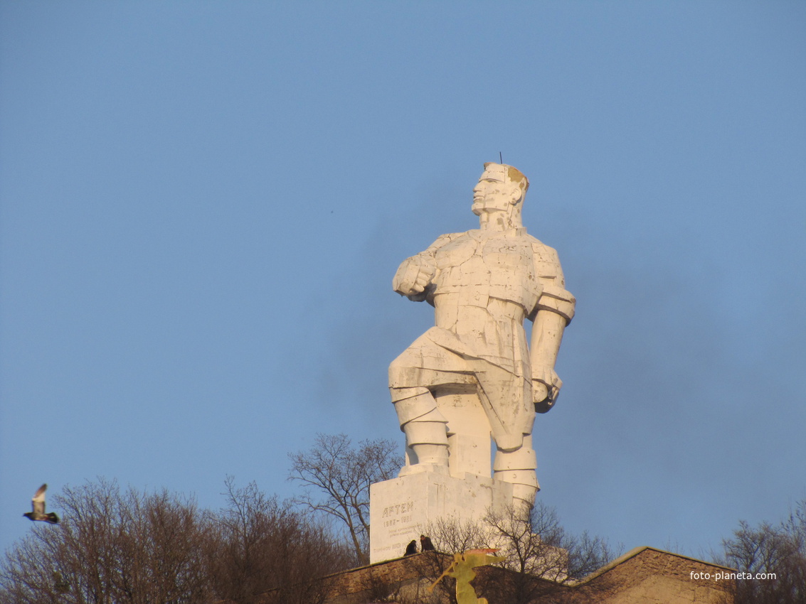 Горы Артёма.  Памятник Артёму.Выполнен в стиле кубизма.