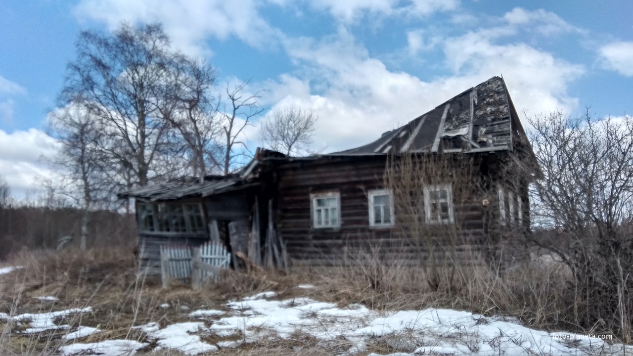 разрушенный дом в д. Лаврушино