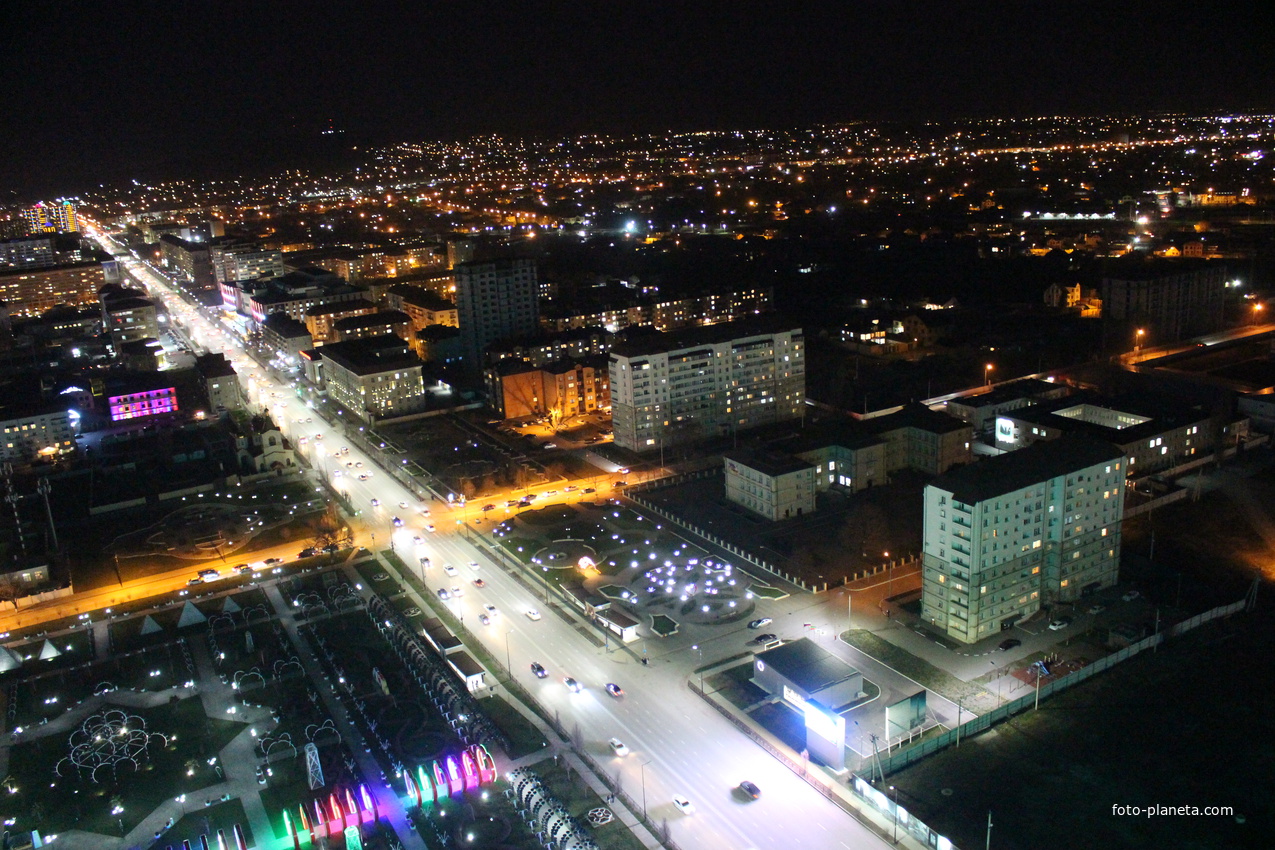 Ночной вид со смотровой площадки Грозного-Сити.