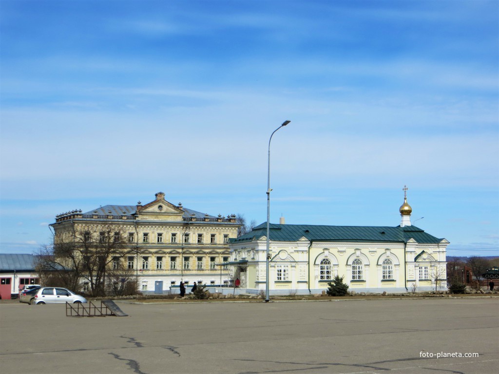 Церковь митрополита Алексия и здание Городской управы