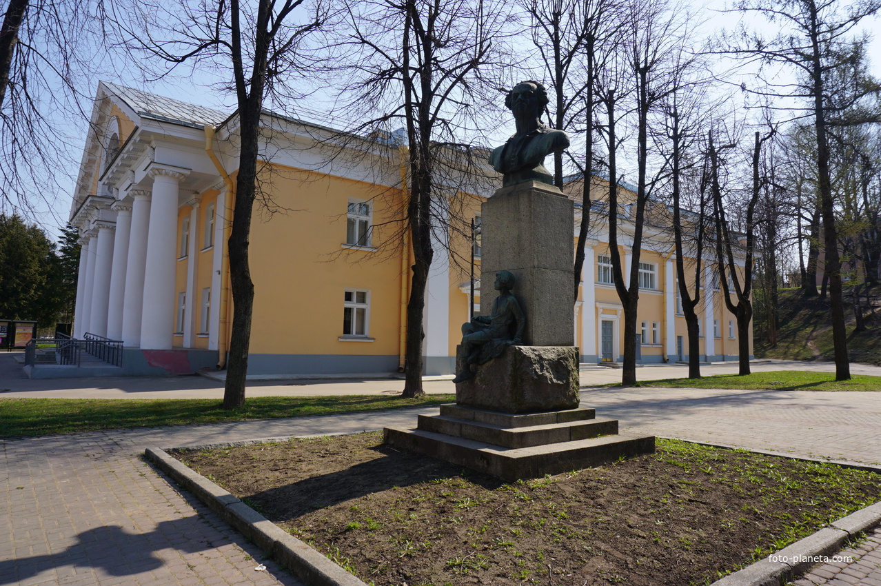 Памятник Ломоносову.