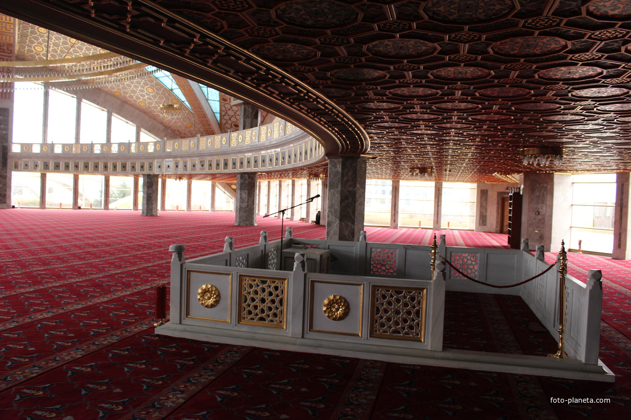 В мечети имени Аймани Кадыровой.