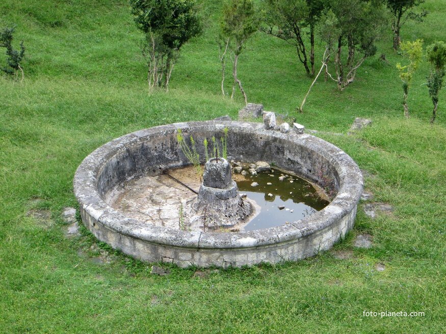 Заброшенный фонтан рядом с Ново-Афонским монастырём