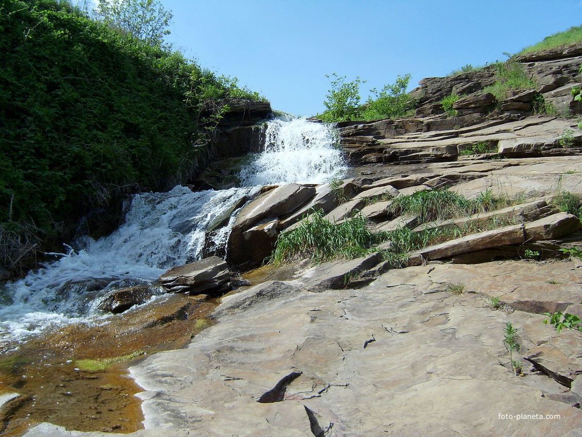 Водопад у Комиссаровской плотины.