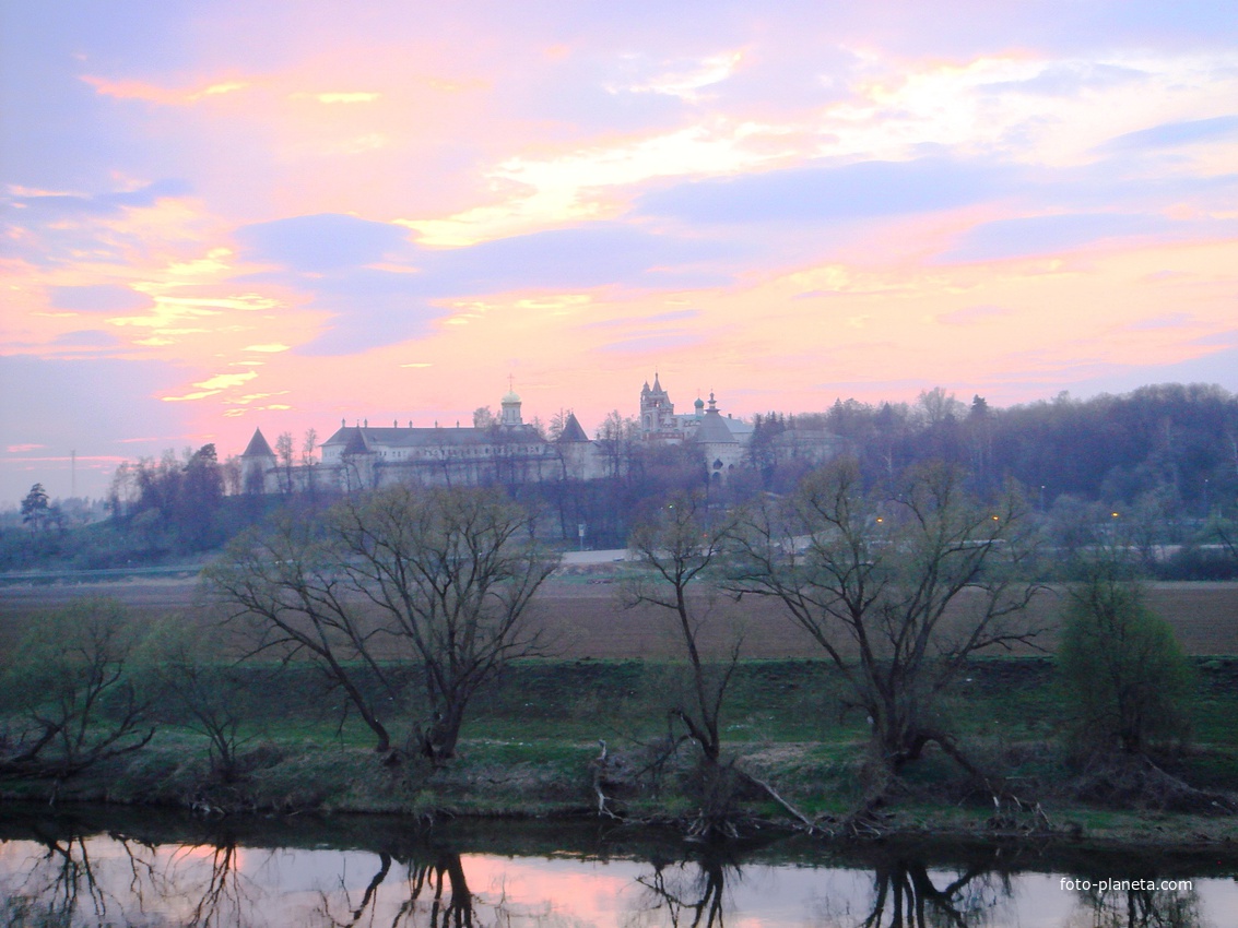 Закат над Саввино-Сторожевским монастырём.