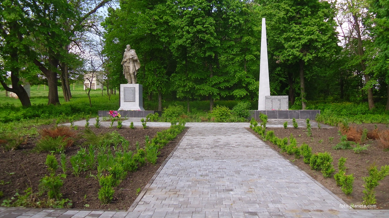 Меморіал визволителям села та жителям які загинули на фронтах війни.