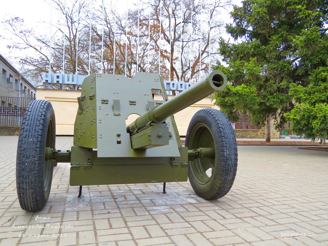 Артиллерийское орудие - памятник на площади Победы