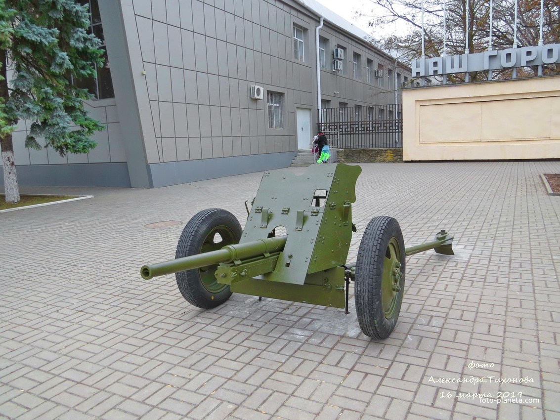 Артиллерийское орудие - памятник на площади Победы