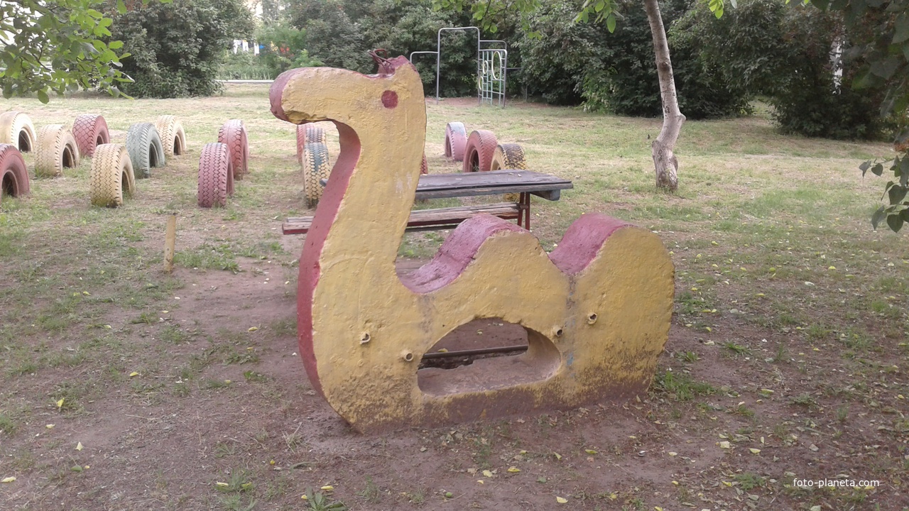 Покров. Двугорбий верблюд. Іграшка для дітей радянських часів. Зустрічається тільки в дворах м. Покров.