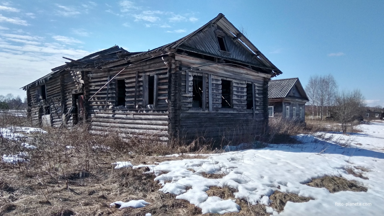 разрушенный дом в д. Линяково