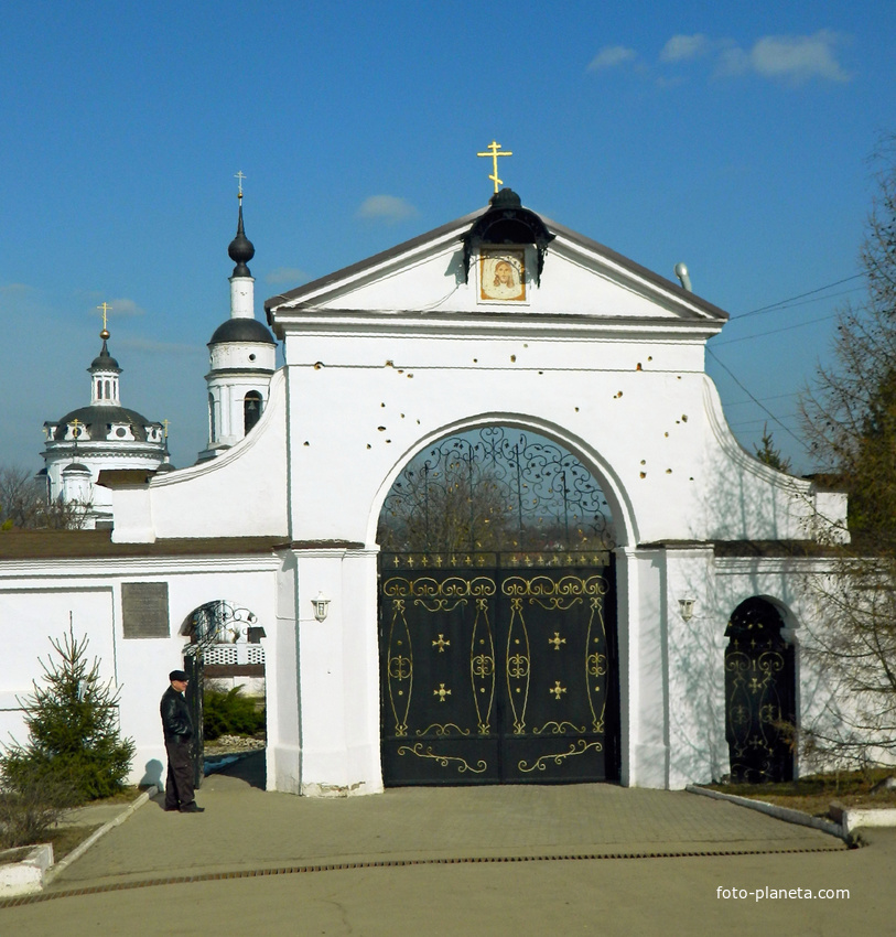 Малоярославец. Николаевский Черноостровский монастырь ( на воротах щербины от французской шрапнели)
