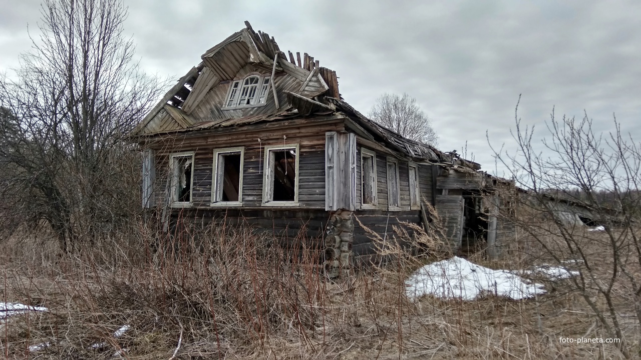 разрушенный дом в д. Зининская