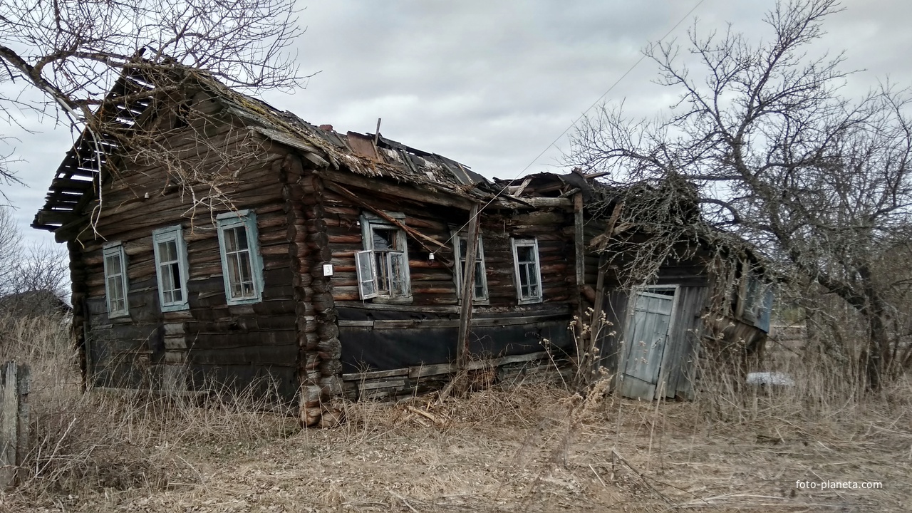 разрушенный дом в д. Зининская