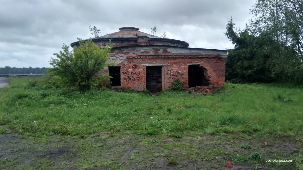 заброшенное здание очистных сооружений в д. Анхимово