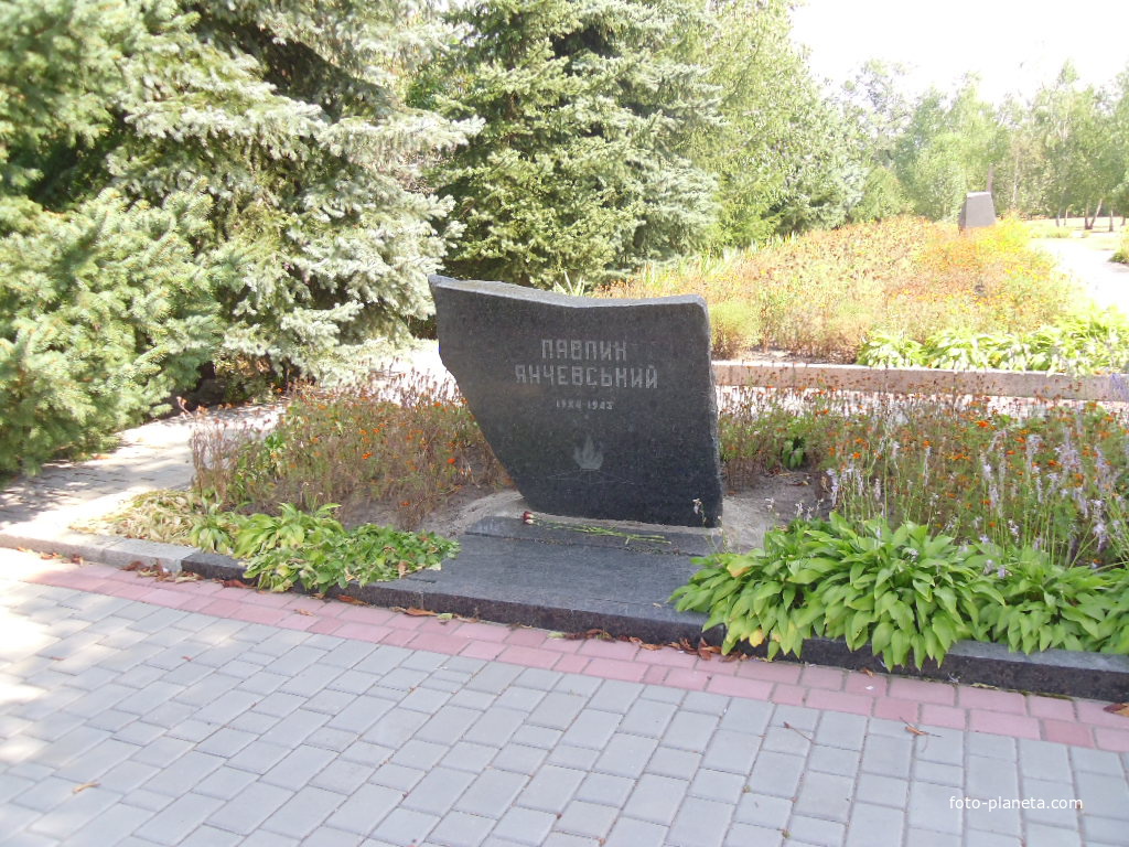 Пам&#039;ятник на могилі юного героя Черкащини Павлика Янчевського