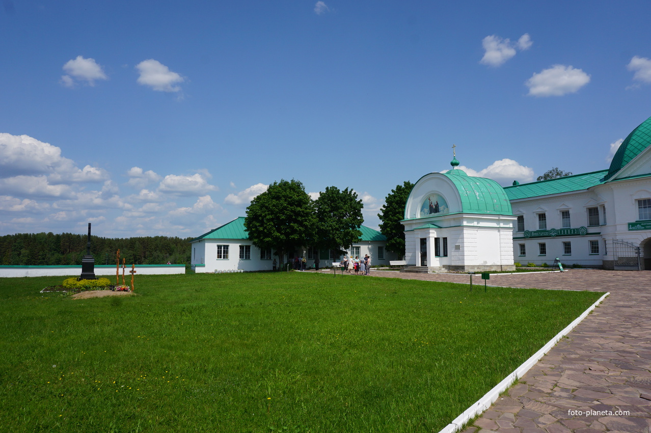 Территория мужского монастыря Александра Свирского.